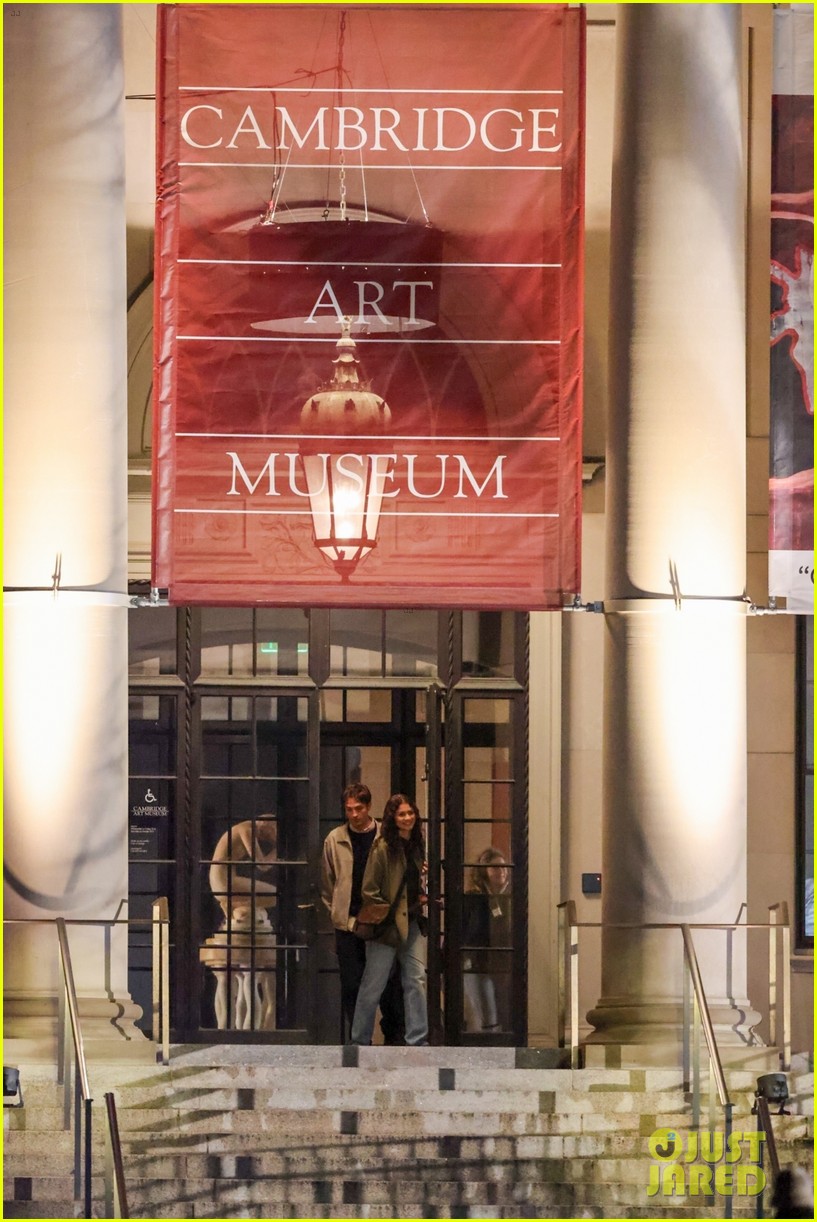 Zendaya & Robert Pattinson Film 'The Drama,' Look So Happy During Art Gallery Scene 