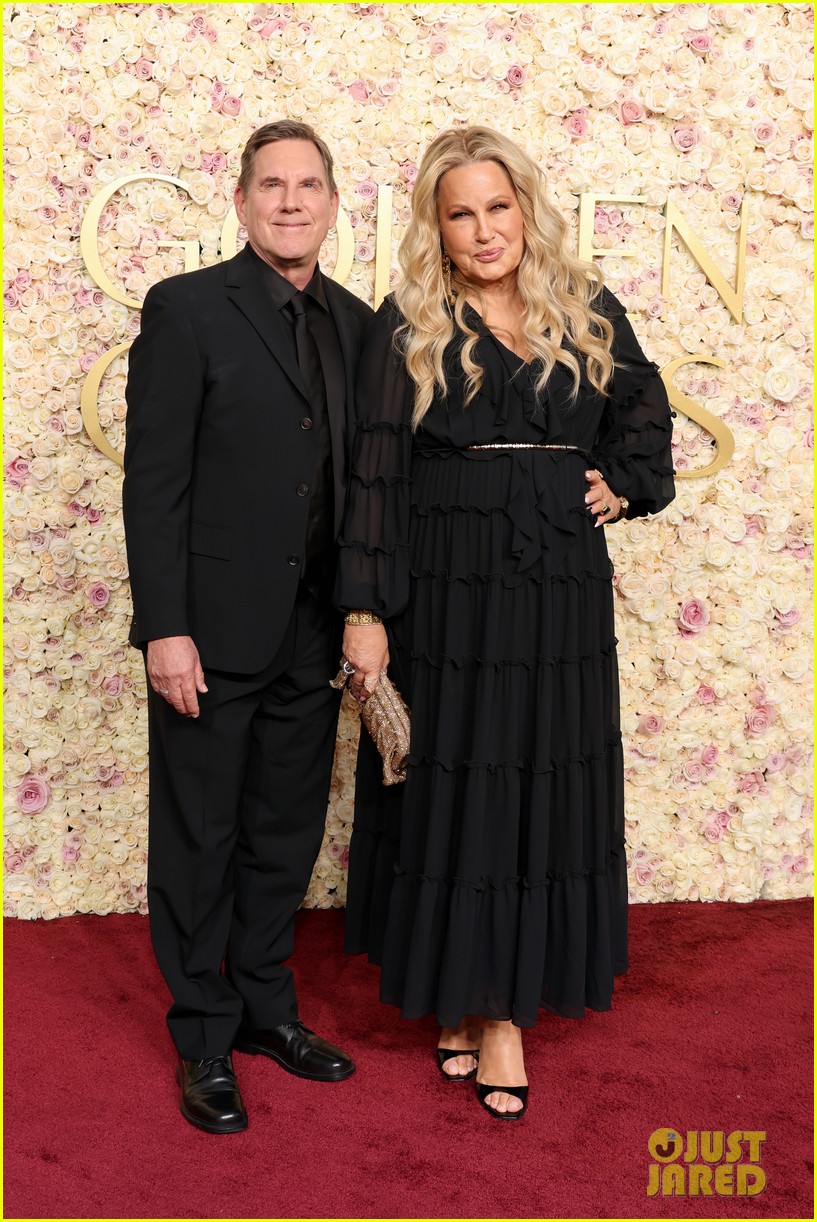 jennifer coolidge golden globes dress Jennifer Coolidge wears sequin gown at the Golden Globes