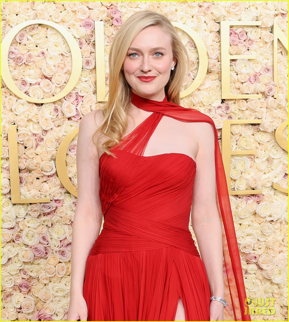 dakota fanning dress golden globes Dakota Fanning Dons Vivienne Westwood and Satin Heels at Golden Globes