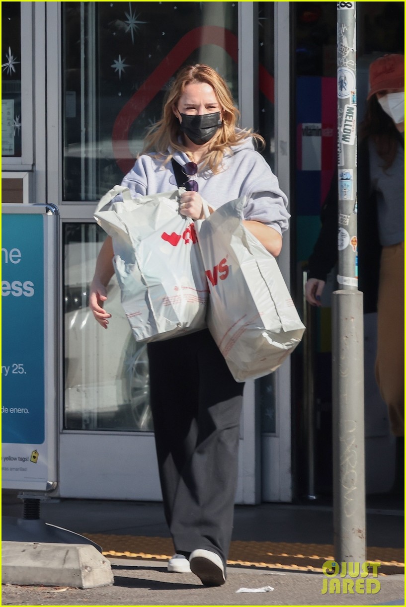 Sisters Joey King & Hunter King Spotted Donating Supplies & Volunteering at Fire Relief Center