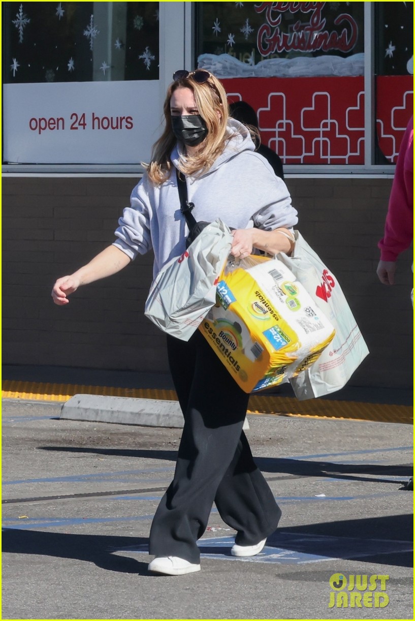 Sisters Joey King & Hunter King Spotted Donating Supplies & Volunteering at Fire Relief Center