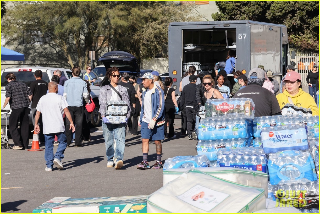 Sisters Joey King & Hunter King Spotted Donating Supplies & Volunteering at Fire Relief Center