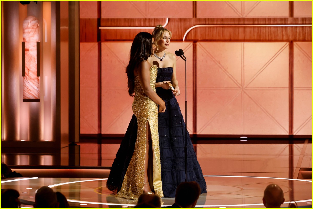 kate hudson golden globes 2025 dress Carolina Herrera at the 2025 Golden Globe Awards