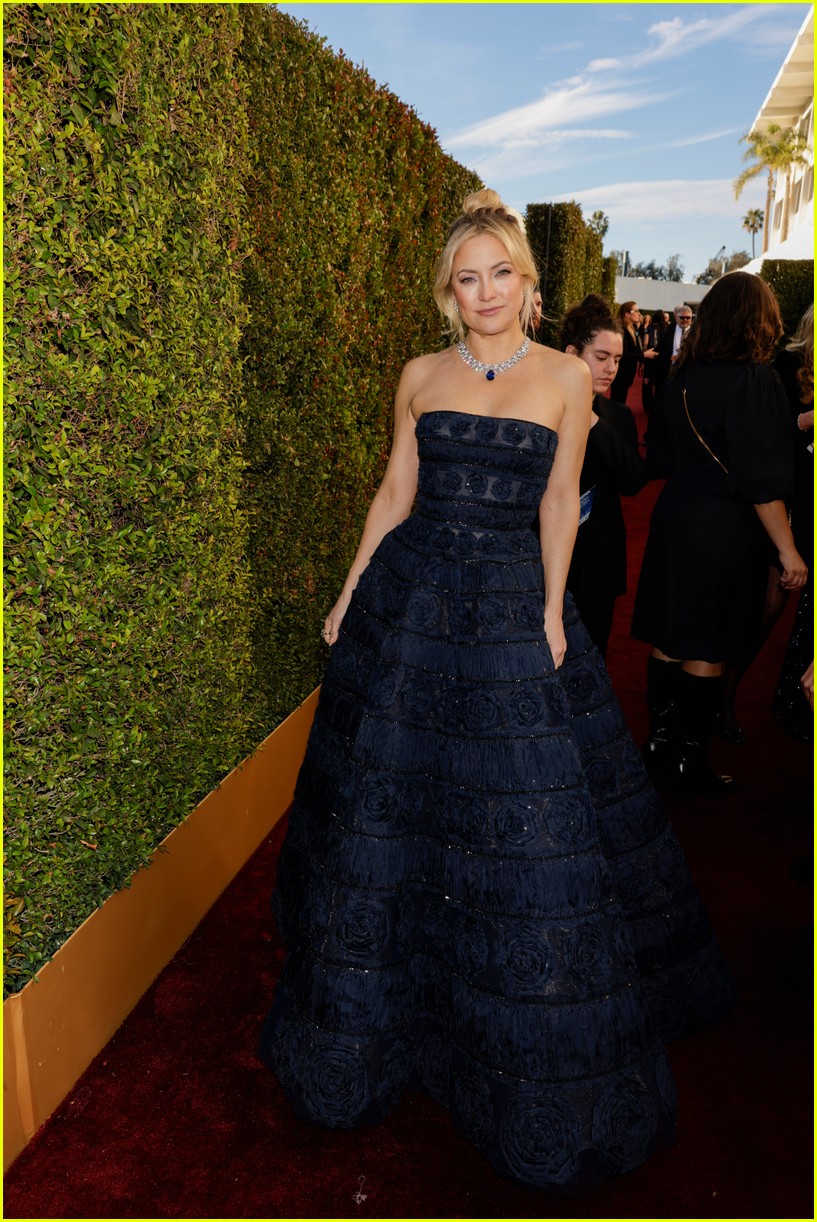 Presenter Kate Hudson Brings Her Own Flowers to Golden Globes 2025 - Just Jared - Celebrity News and Gossip | Entertainment Presenter Kate Hudson Brings Her Own Flowers to Golden Globes 2025 - Just Jared - Celebrity News and Gossip | Entertainment
