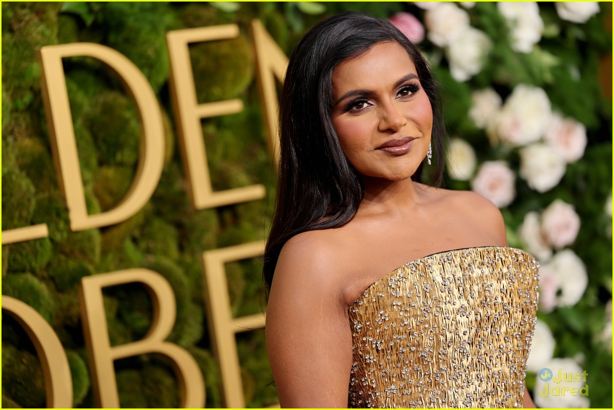 mindy kaling golden globes dress Mindy Kaling Dishes About Meghan Markle's Netflix Show at the Golden Globes