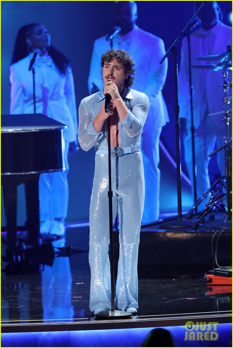 Benson Boone Goes Viral for Crotch Grab During Grammys 2025 Performance of 'Beautiful Things' - Watch Now!