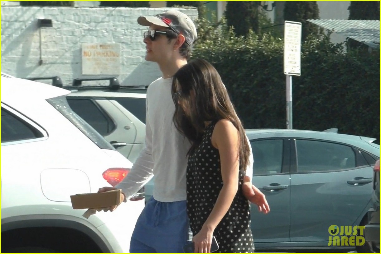Olivia Rodrigo & Boyfriend Louis Partridge Show Off Cute PDA on Lunch Date