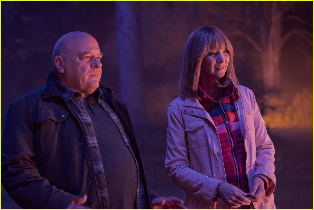 'The Parenting' Trailer: Star-Studded Cast Gets Trapped in Haunted House in New Max Comedy - Watch Now!