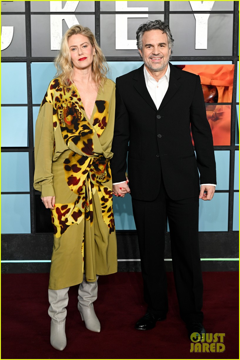 Robert Pattinson Looks Dapper in Sleek Suit at 'Mickey 17' World Premiere in London