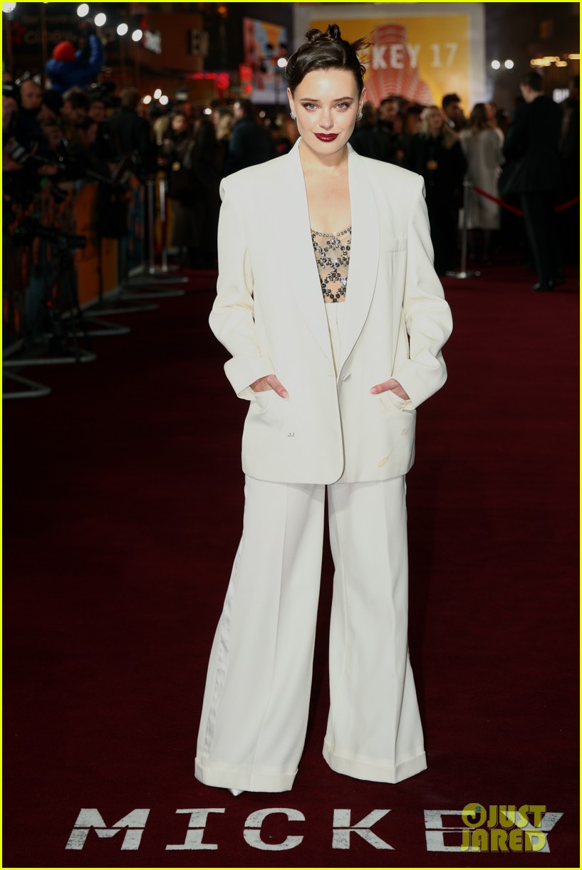 Robert Pattinson Looks Dapper in Sleek Suit at 'Mickey 17' World Premiere in London