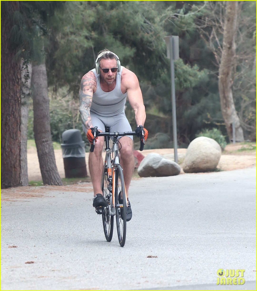 Dax Shepard Looks Fit in Spandex Workout Outfit During an L.A. Bike Ride