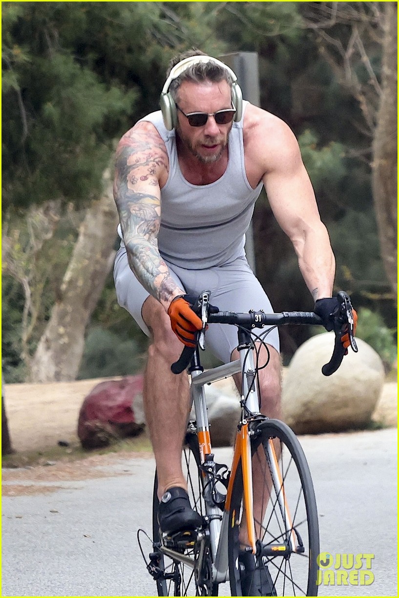 Dax Shepard Looks Fit in Spandex Workout Outfit During an L.A. Bike Ride