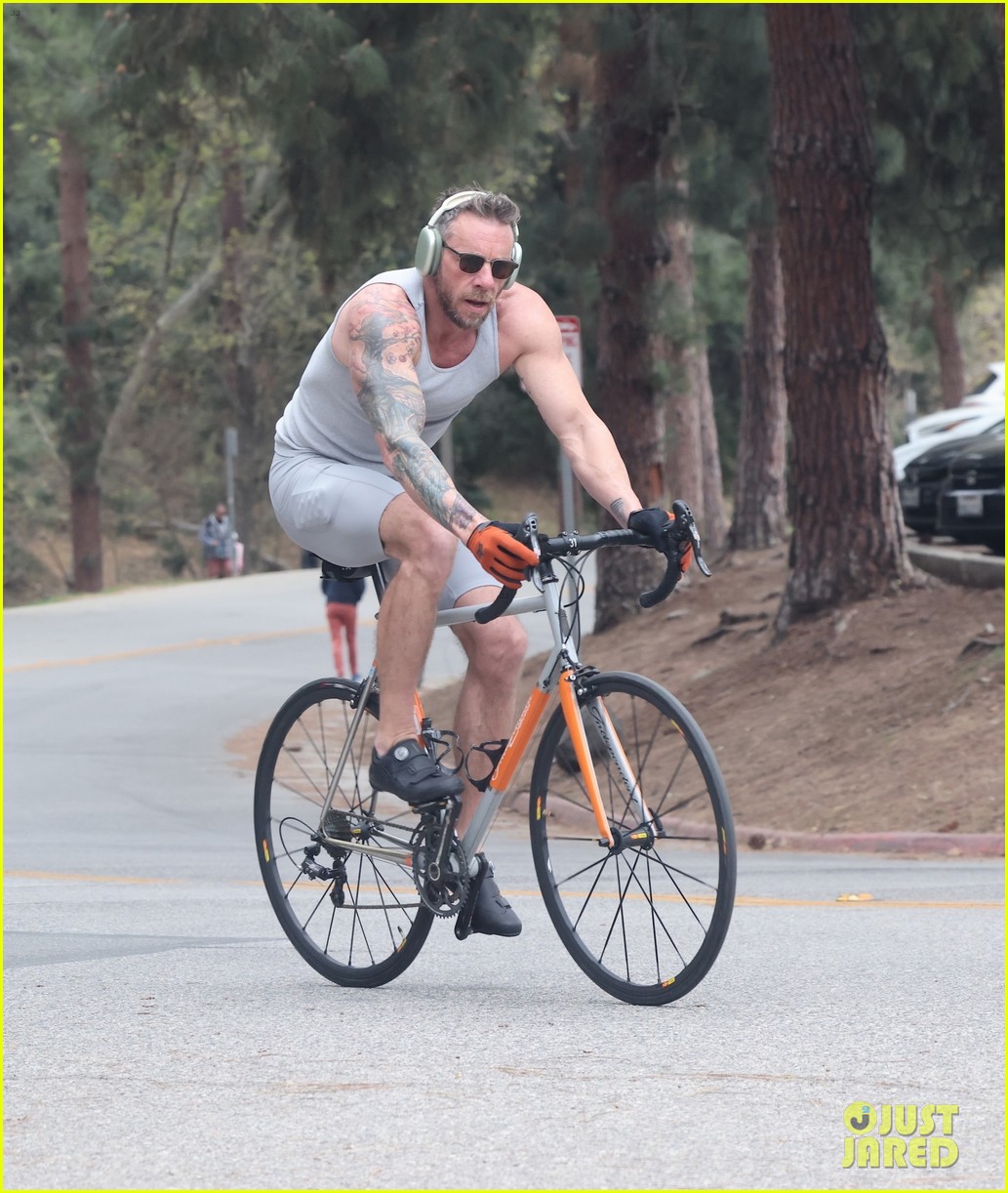 Dax Shepard Looks Fit in Spandex Workout Outfit During an L.A. Bike Ride