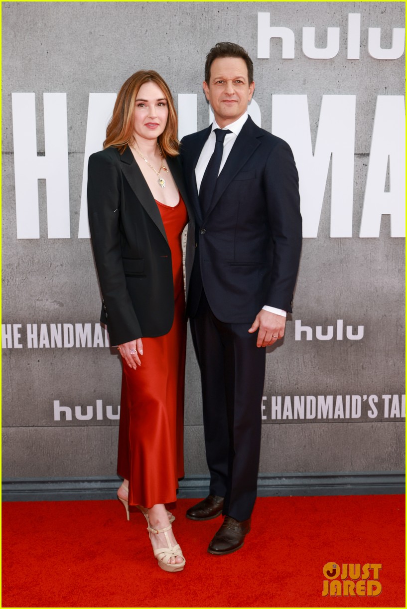 Elisabeth Moss, Max Minghella, & Yvonne Strahovski Attend 'The Handmaid's Tale' Final Season Premiere in Hollywood