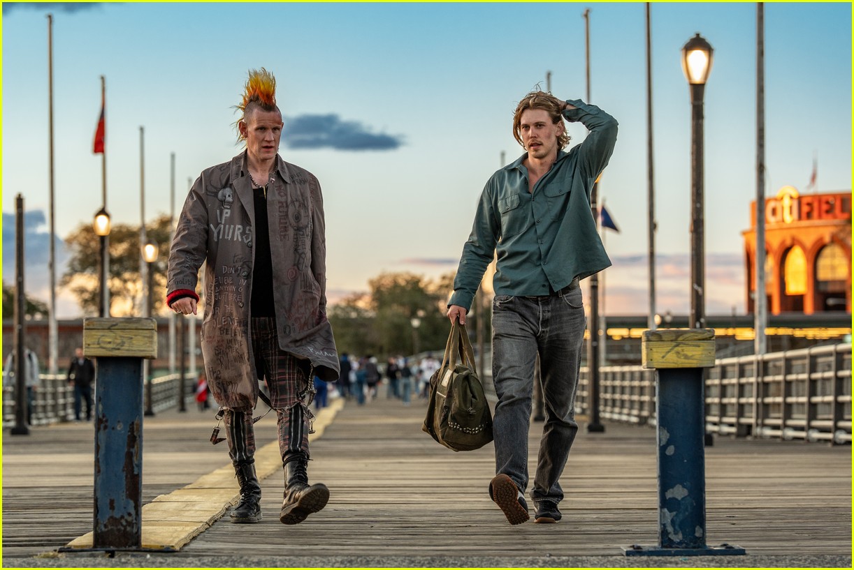 Austin Butler & Zoe Kravitz Share Steamy Moment in 'Caught Stealing' Still: See All the First Look Photos!