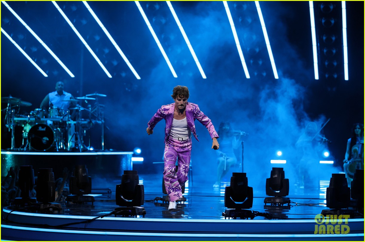 AMAs 2025: Benson Boone Includes Heidi Klum & Nikki Glaser in His Performance Again After Viral Grammys Moment