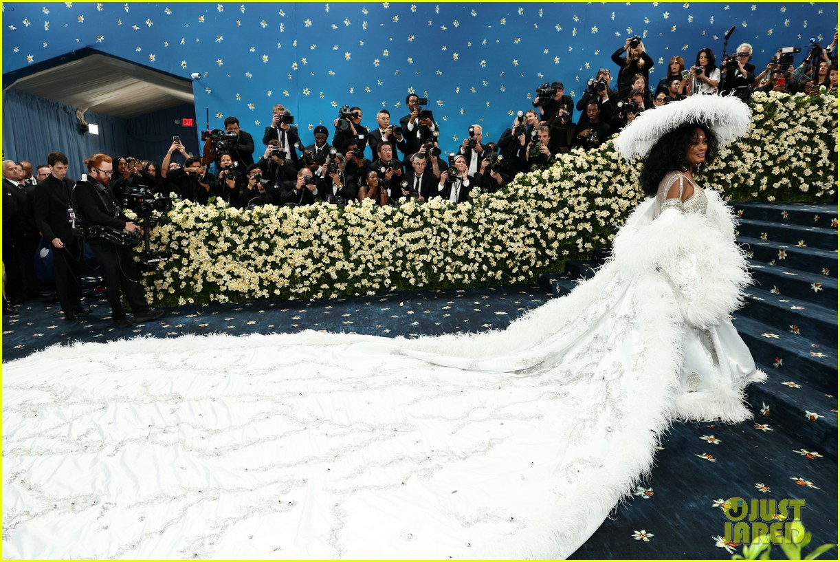 Diana Ross Shuts Down the Met Gala 2025 Red Carpet for First Appearance Since 2003