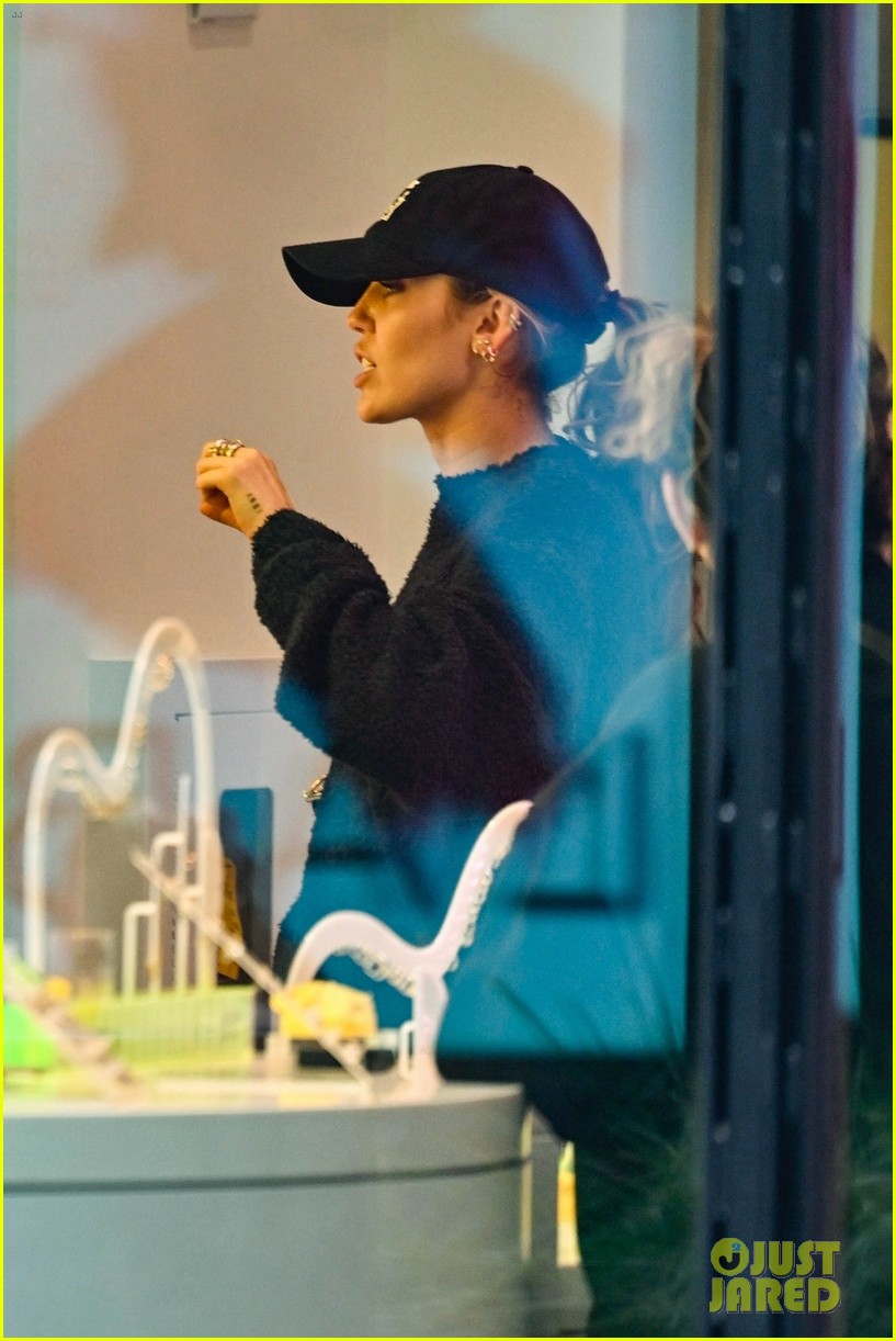 Miley Cyrus Buys New Jewelry at a Piercing Shop in LA!