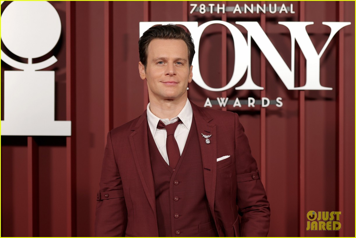 Jonathan Groff Joins 'Just in Time' Co-star Gracie Lawrence at Tony Awards 2025, Where They're Both Nominated!