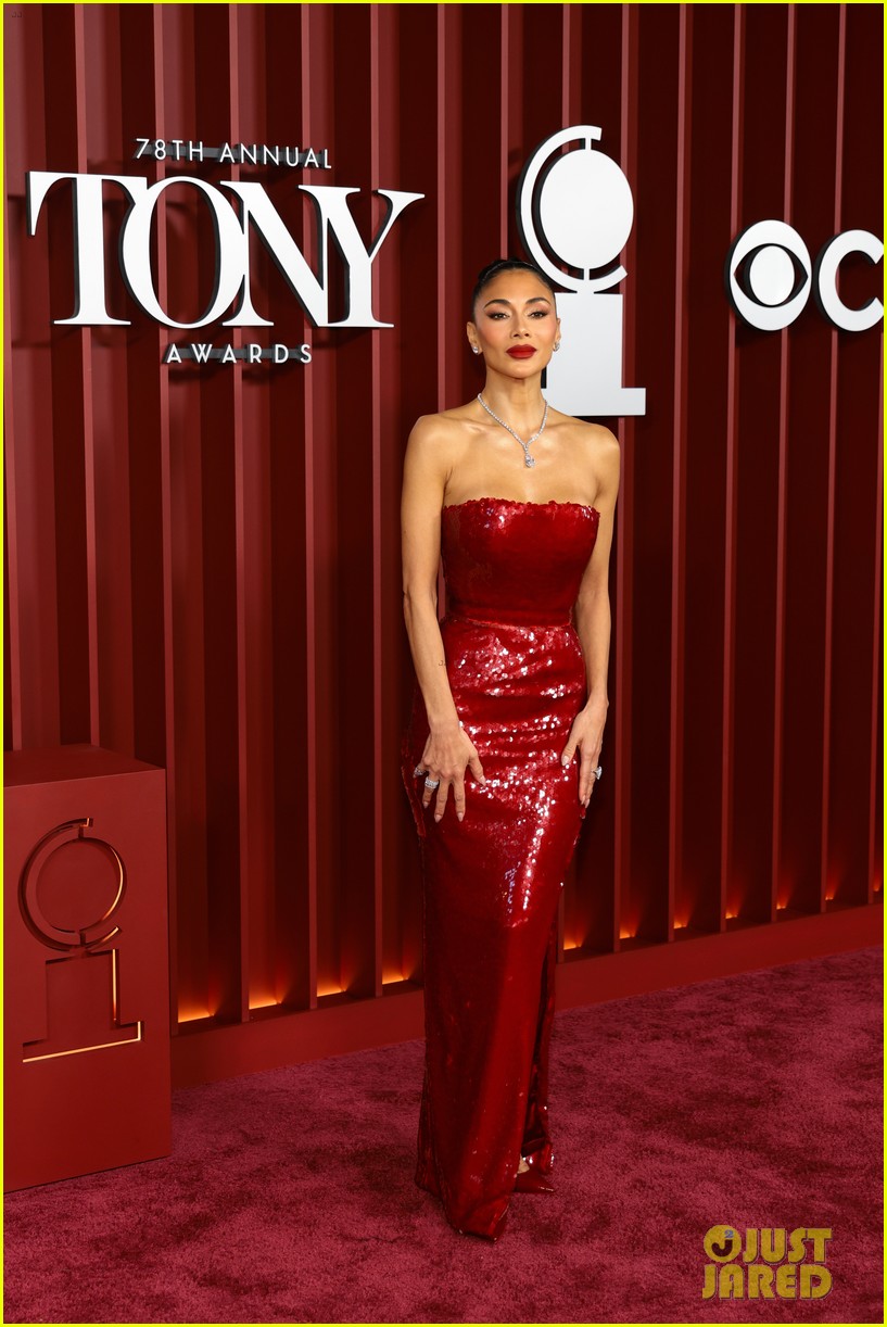Sunset Blvd's Nicole Scherzinger & Tom Francis Wow on Tony Awards 2025 Red Carpet Ahead of Performance!