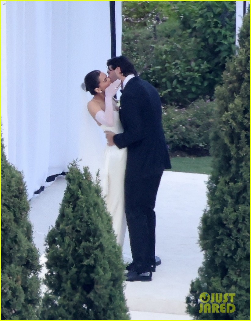 New Photos of Hailee Steinfeld & Josh Allen's Wedding - See Her Full Dress  & the Cute Couple Kissing! - Just Jared - Celebrity News and Gossip |  Entertainment