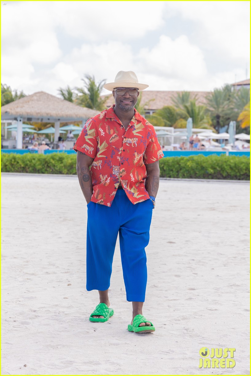 Taye Diggs Goes Shirtless in His Private Pool During Caribbean Vacation!