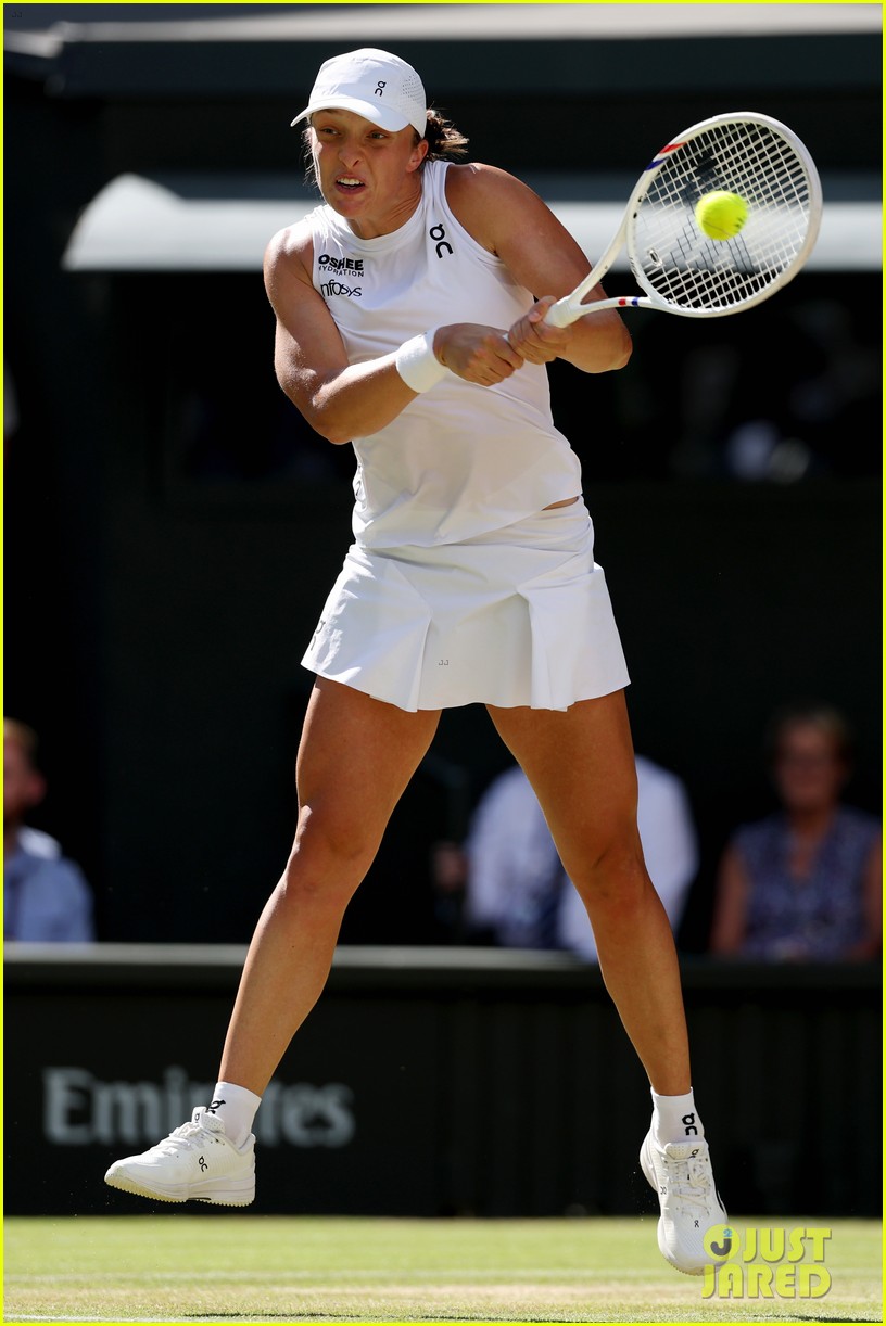 Iga Swiatek Defeats Amanda Anisimova in Wimbledon Final with Star-Studded Crowd Watching On