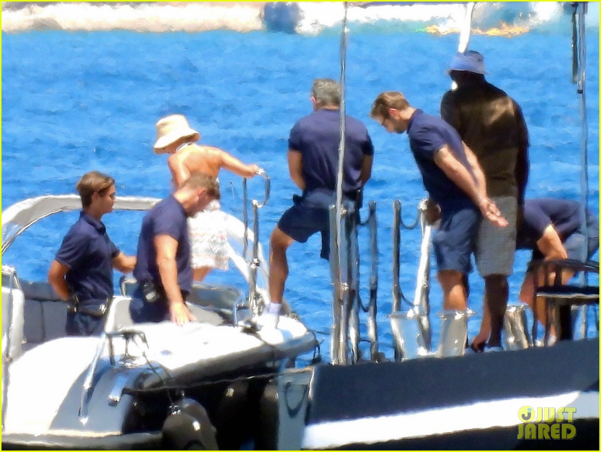 Michael Jordan & Wife Yvette Prieto Hold Hands on Vacation in Greece!