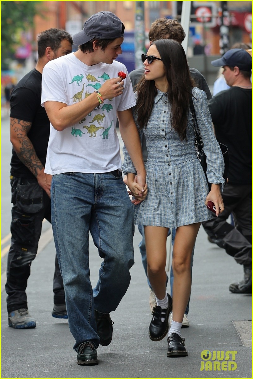 Olivia Rodrigo & Boyfriend Louis Partridge Enjoy the Day Together with Another Celeb Couple!