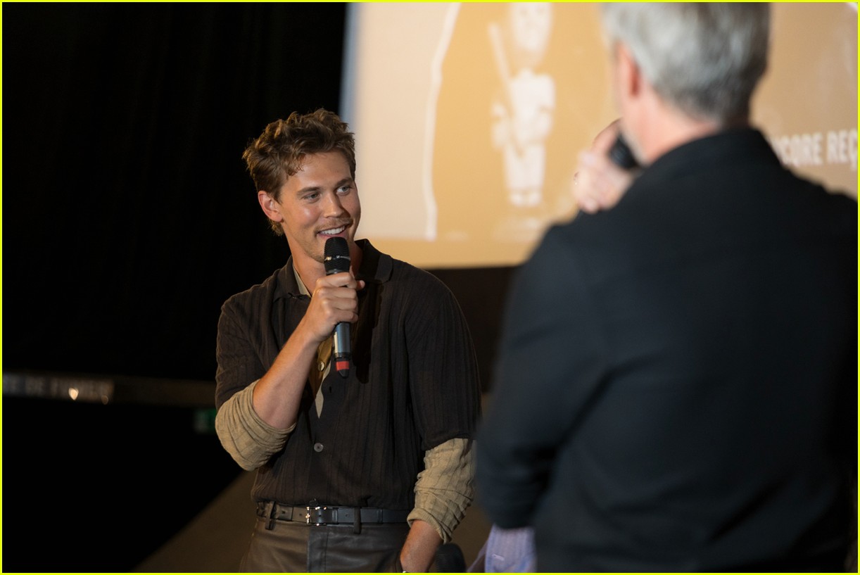 Austin Butler & Zoe Kravitz 'Caught' Smiling Wide During Super Cute 'Caught Stealing' Paris Press Moments