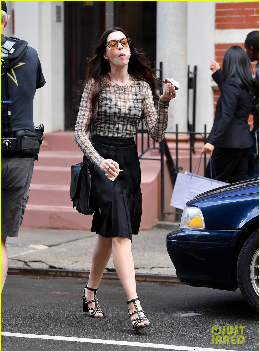 Anne Hathaway Falls Down Stairs While Filming 'The Devil Wears Prada 2'  Scene - Just Jared - Celebrity News and Gossip | Entertainment