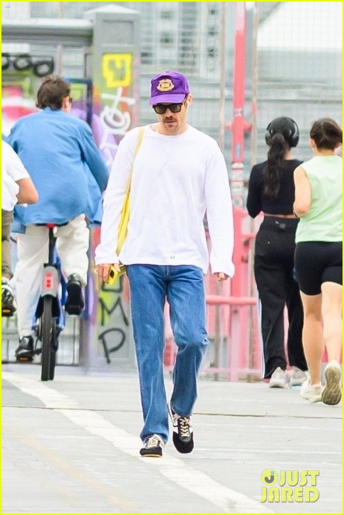 Harry Styles Goes for Solo Walk Across Williamsburg Bridge in New York City
