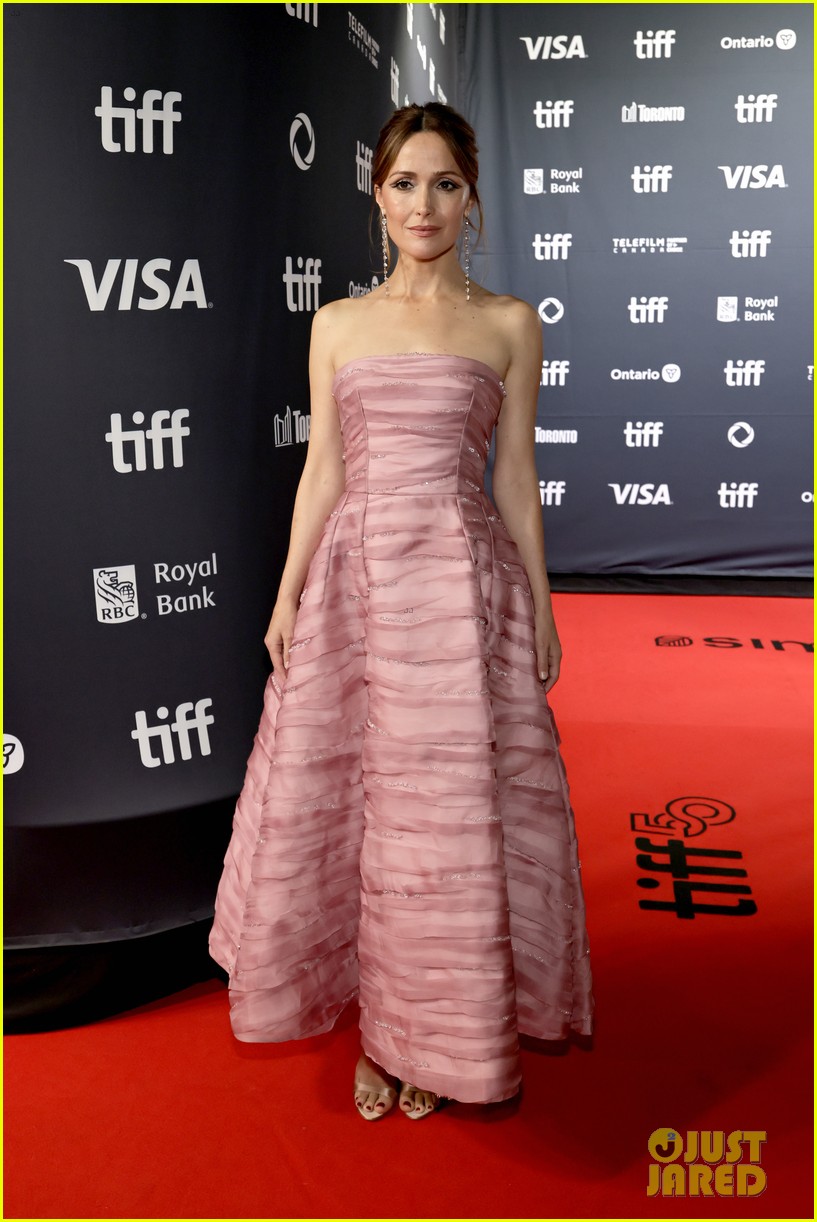 rose byrne pink dress Rose Byrne always stands out on the red carpet in unexpected directional looks