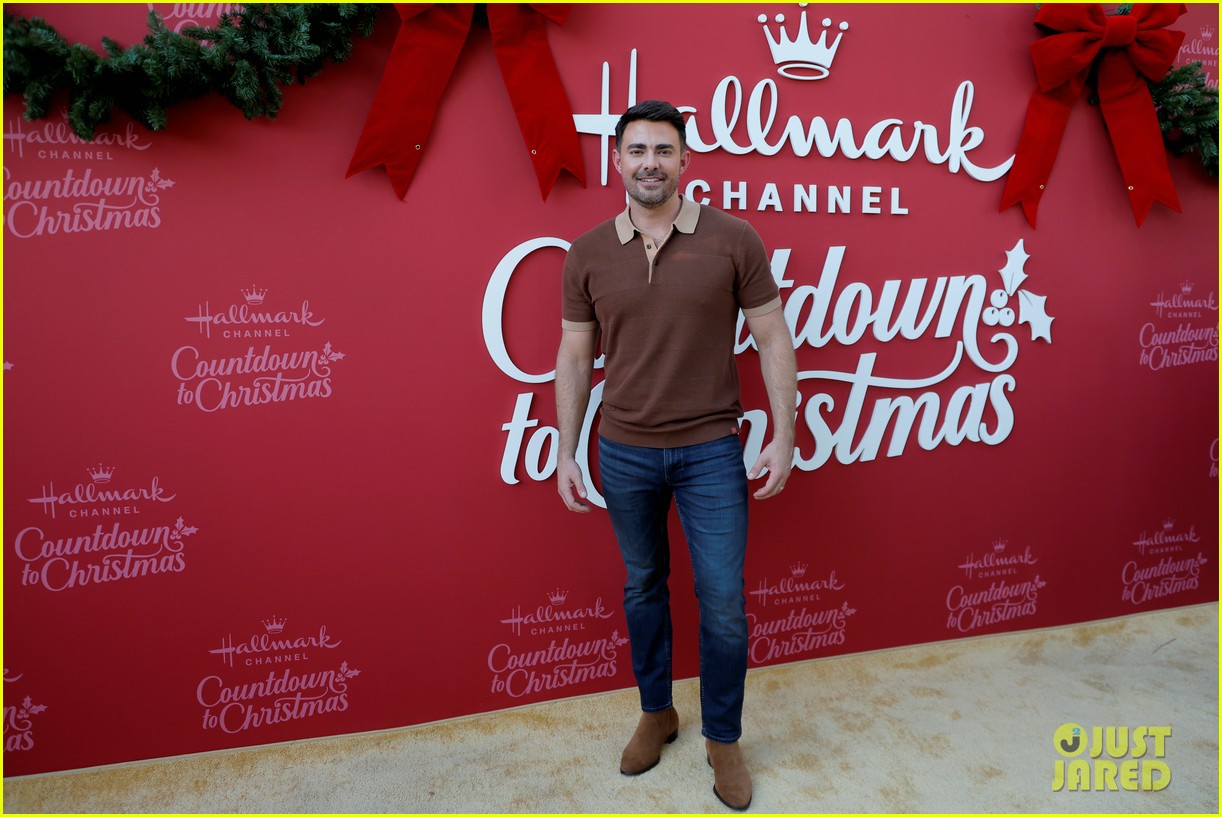 Jonathan Bennett Says His New Hallmark Christmas Movie is Based On His Real Family