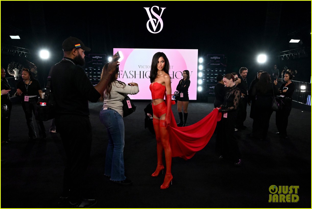 Inside the Victoria's Secret Fashion Show 2025: All the Backstage Photos You Didn't See on the Live Stream!