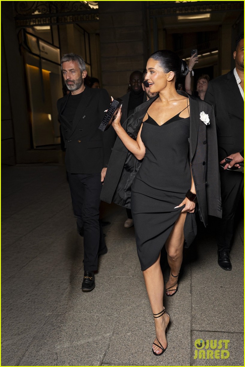 Kylie Jenner, Pamela Anderson, & More Stars Coordinate in Black for Tom Ford Show in Paris!