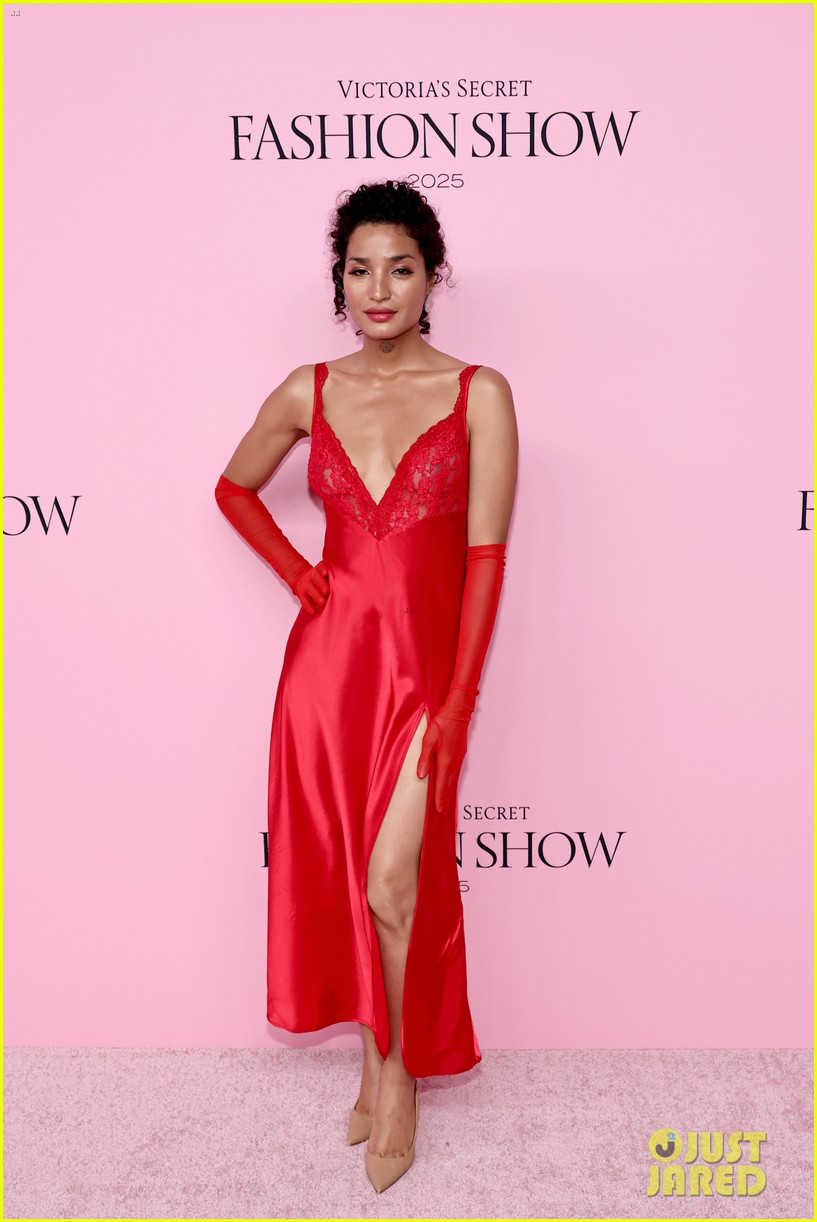 Sarah Jessica Parker, Jodie Turner-Smith & More Serve Looks at Victoria's Secret Fashion Show 2025