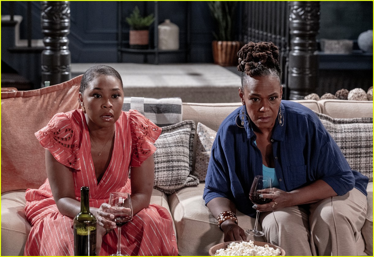 'Crutch' Cast, Character Guide & Trailer: 'The Neighborhood' TV Show Spinoff Premieres on Paramount+