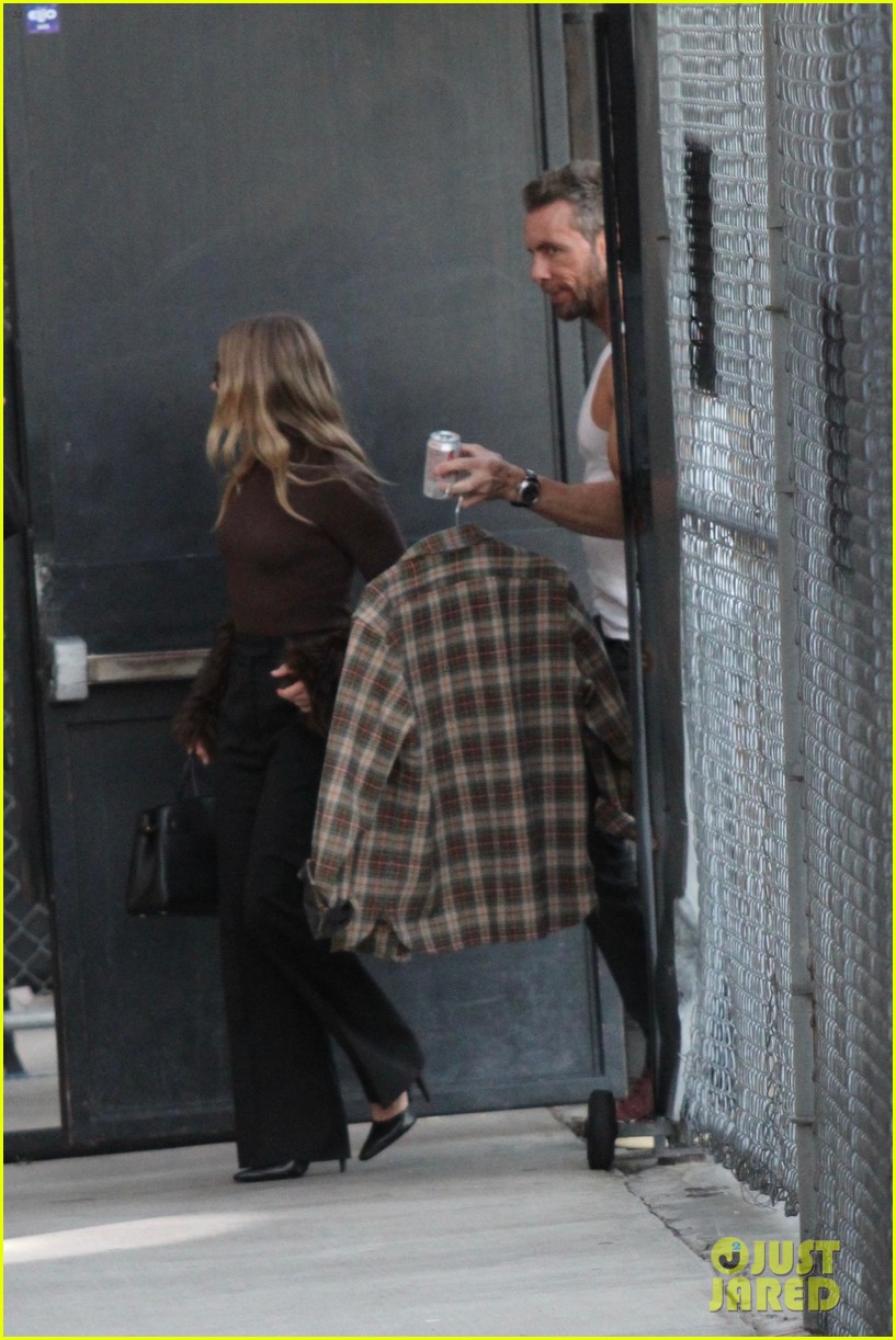 Dax Shepard Bares Buff Arms While Arriving at 'Kimmel' with Wife Kristen Bell for Interview Together