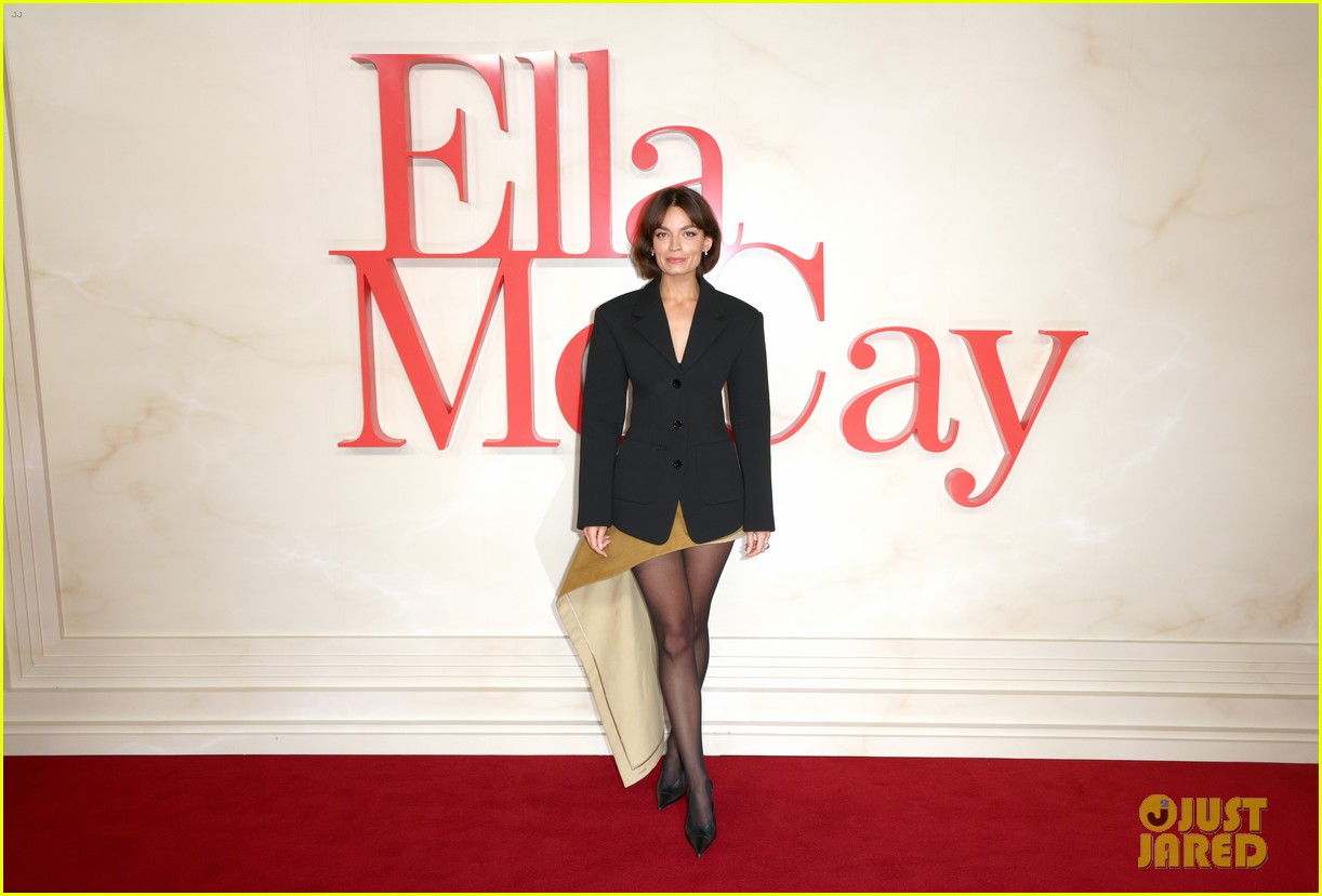 Emma Mackey & Jamie Lee Curtis Hold Hands at 'Ella McCay' Premiere in London
