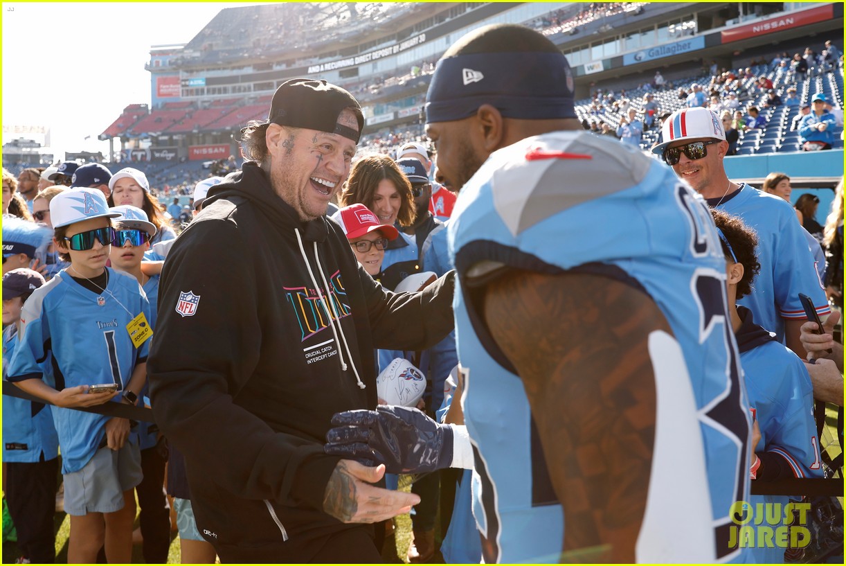 Jelly Roll Shows Off New Beardless Look at Tennessee Titans Game!
