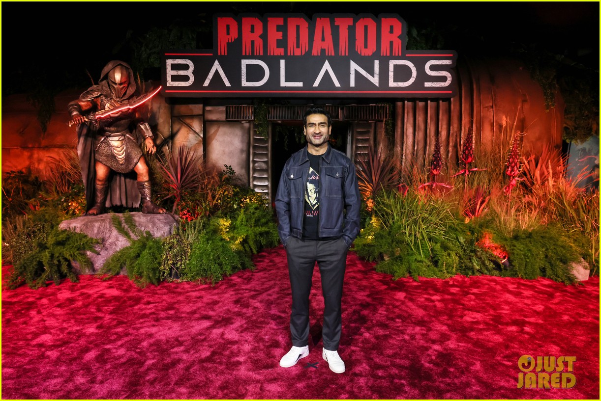 Elle Fanning Poses With an Apex Predator at 'Predator: Badlands' Premiere in Los Angeles