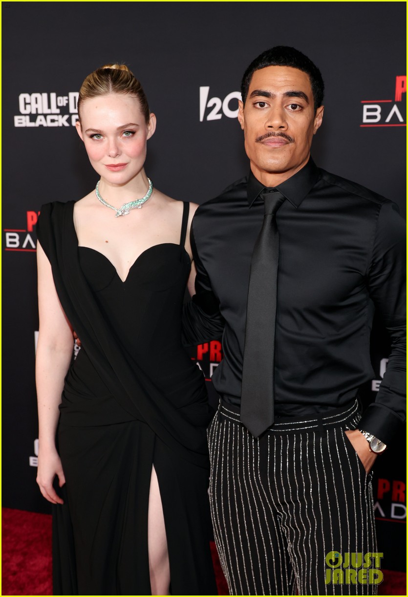 Elle Fanning Poses With an Apex Predator at 'Predator: Badlands' Premiere in Los Angeles