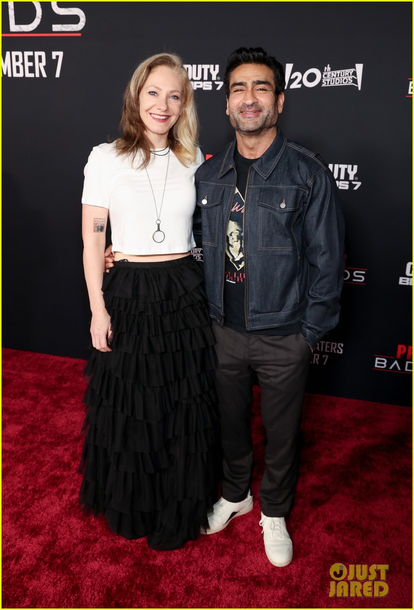 Elle Fanning Poses With an Apex Predator at 'Predator: Badlands' Premiere in Los Angeles
