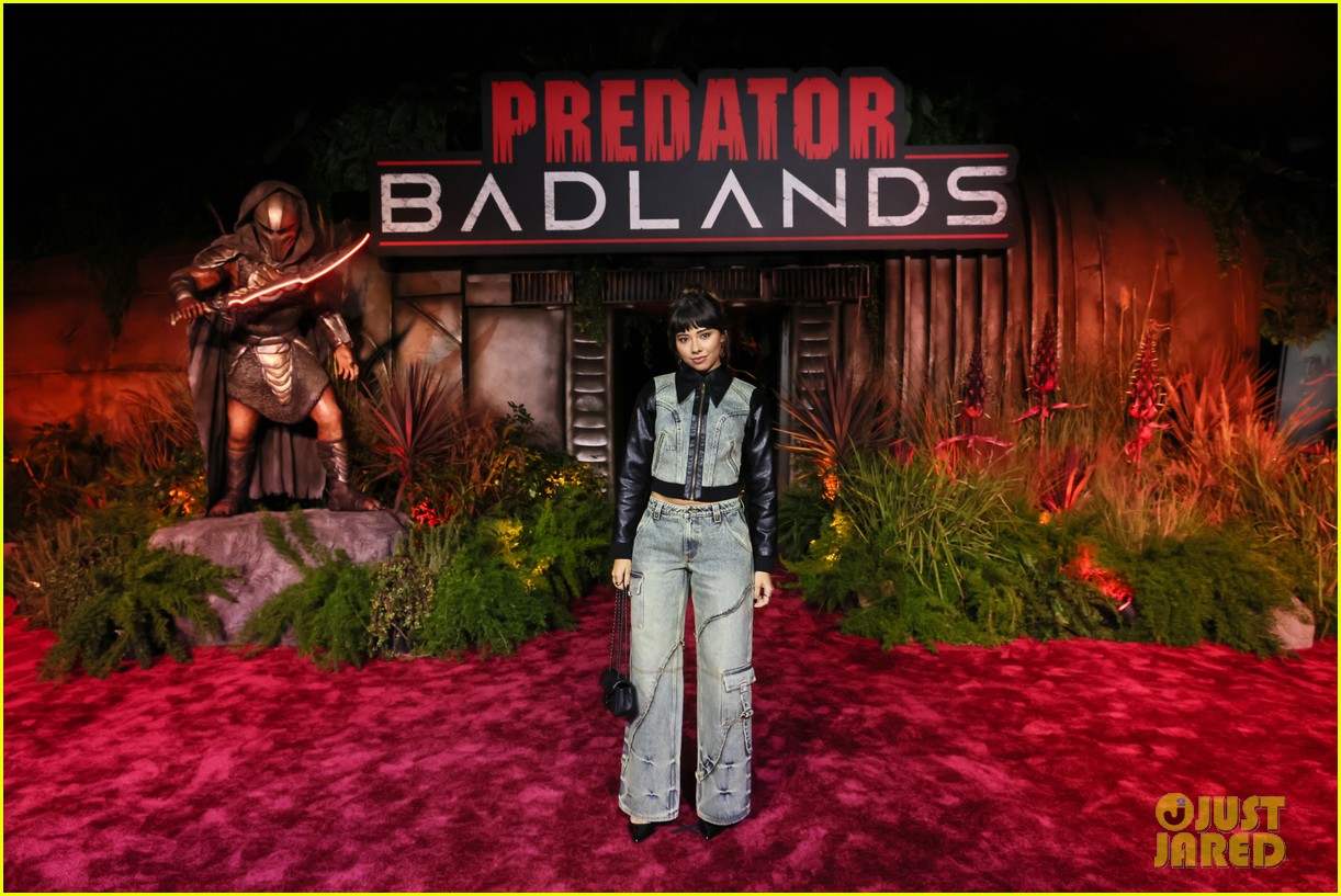 Elle Fanning Poses With an Apex Predator at 'Predator: Badlands' Premiere in Los Angeles