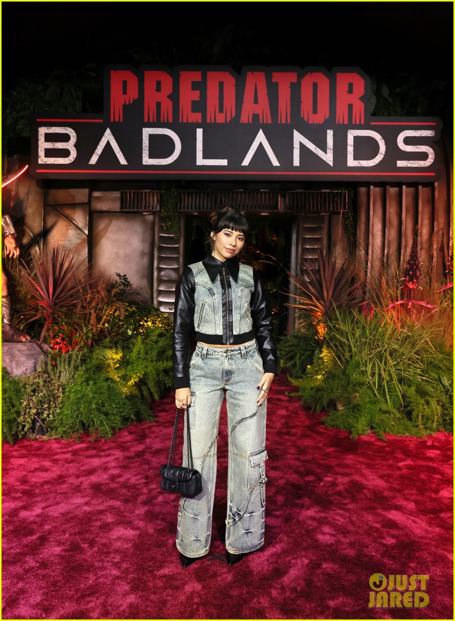 Elle Fanning Poses With an Apex Predator at 'Predator: Badlands' Premiere in Los Angeles