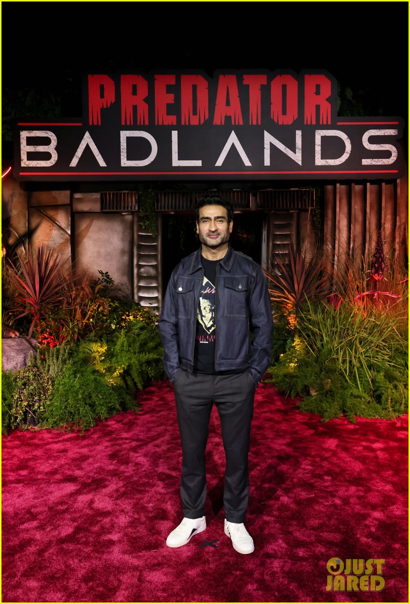 Elle Fanning Poses With an Apex Predator at 'Predator: Badlands' Premiere in Los Angeles