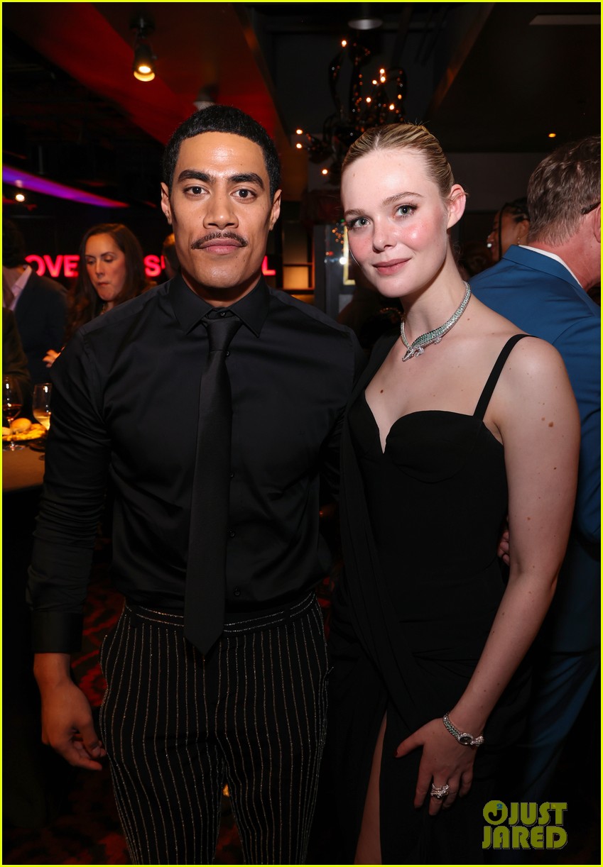 Elle Fanning Poses With an Apex Predator at 'Predator: Badlands' Premiere in Los Angeles