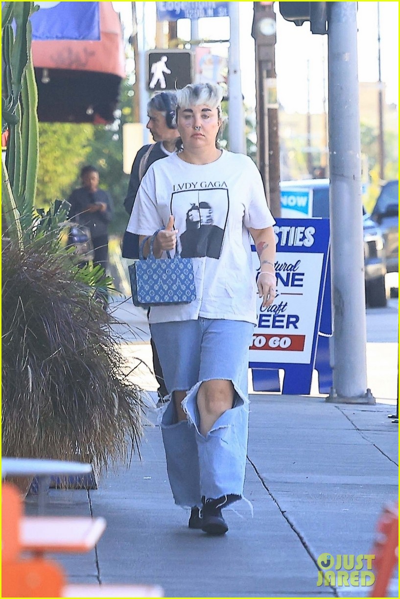 Amanda Bynes Wears a Lady Gaga T-Shirt While Running Errands