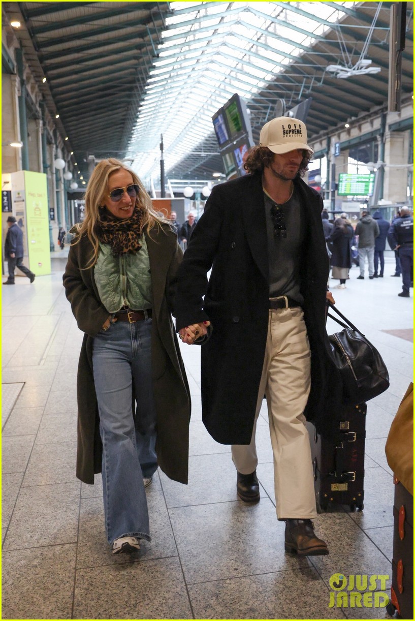 Aaron Taylor Johnson & Sam Taylor Johnson Hold Hands While Arriving in Paris